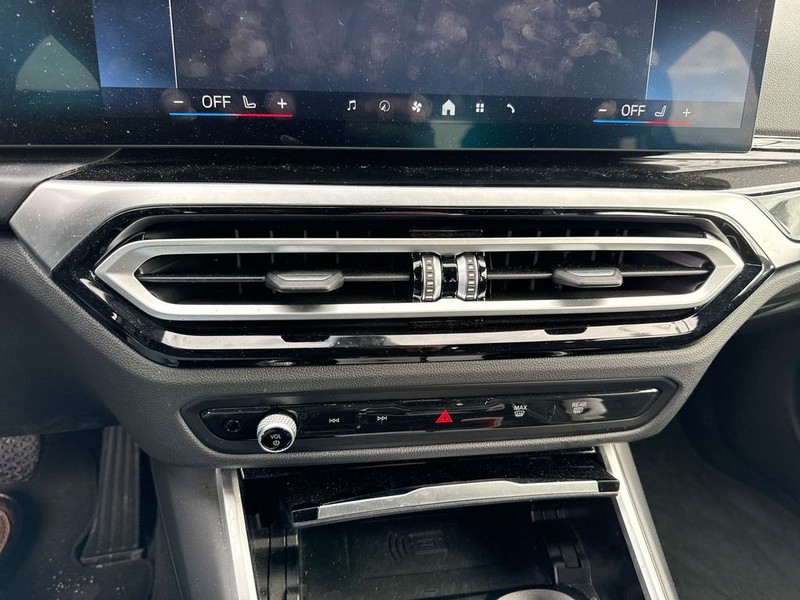 BMW i4 Vehicle Full-screen Gallery Image 24