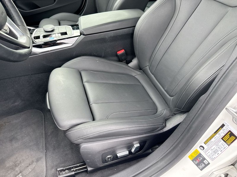 BMW i4 Vehicle Full-screen Gallery Image 26