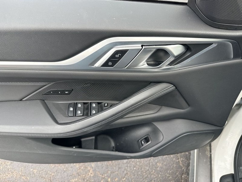 BMW i4 Vehicle Full-screen Gallery Image 28