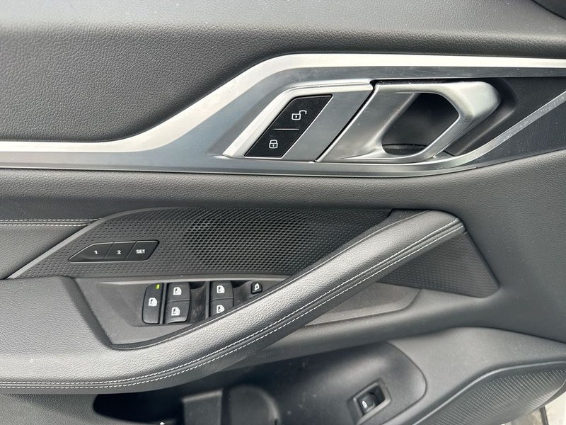 BMW i4 Vehicle Full-screen Gallery Image 29