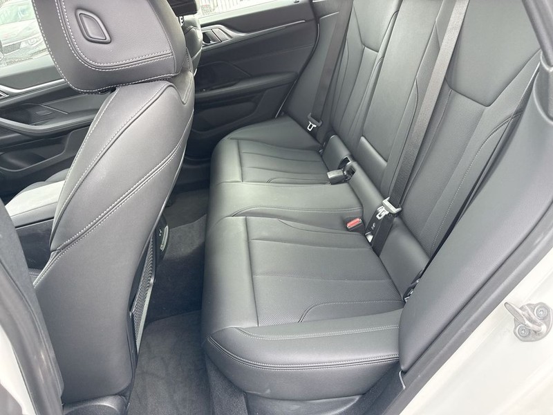 BMW i4 Vehicle Full-screen Gallery Image 30