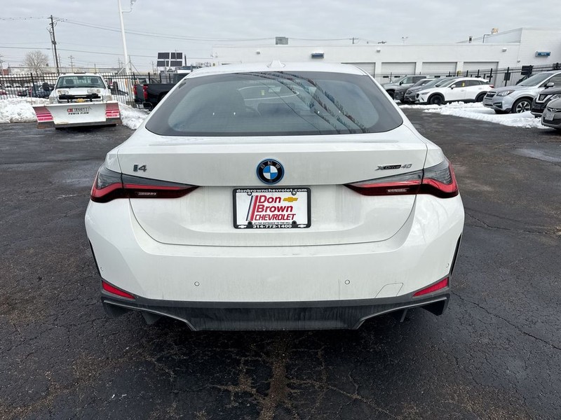 BMW i4 Vehicle Full-screen Gallery Image 31