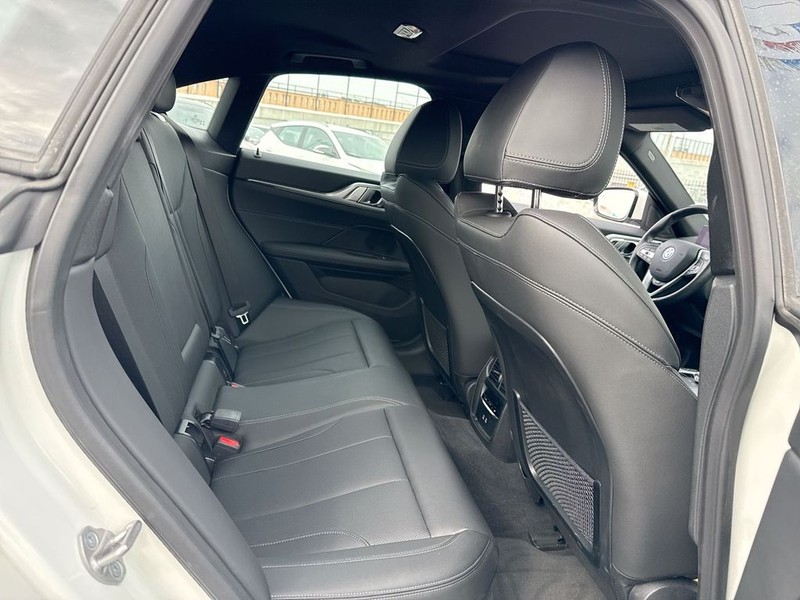 BMW i4 Vehicle Full-screen Gallery Image 32