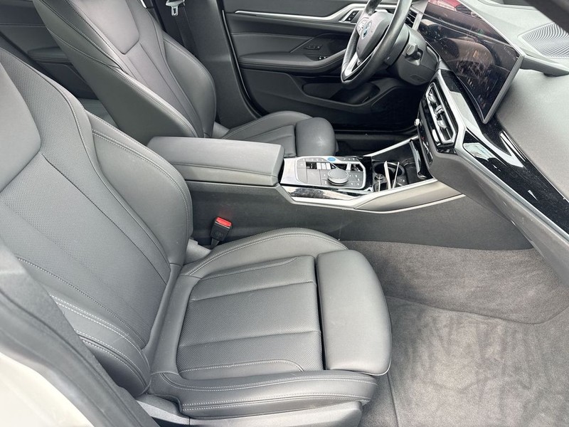 BMW i4 Vehicle Full-screen Gallery Image 33