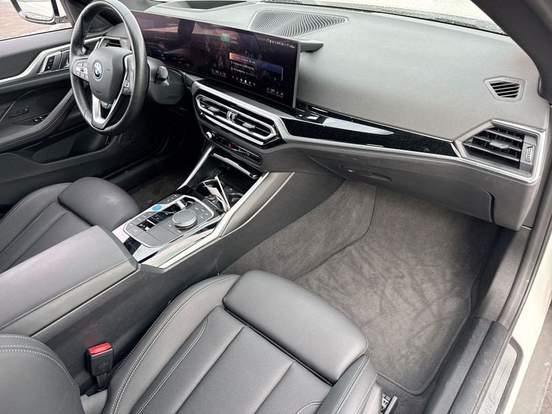 BMW i4 Vehicle Full-screen Gallery Image 34