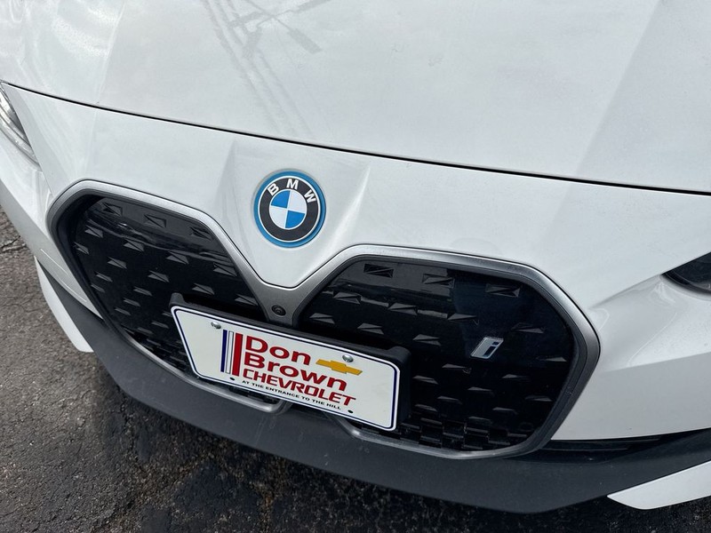 BMW i4 Vehicle Full-screen Gallery Image 37