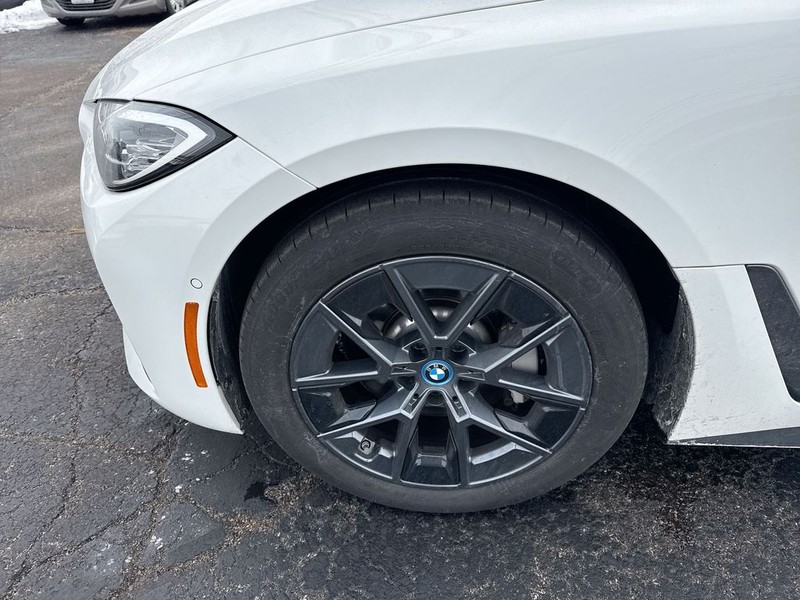 BMW i4 Vehicle Full-screen Gallery Image 38