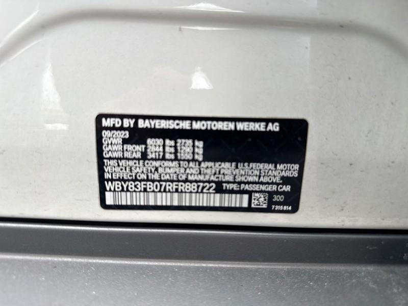 BMW i4 Vehicle Full-screen Gallery Image 39