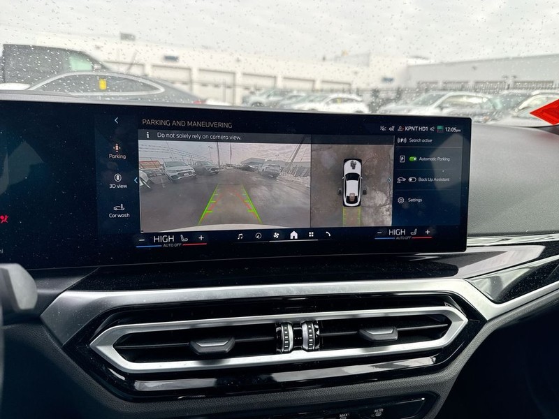 BMW i4 Vehicle Full-screen Gallery Image 40