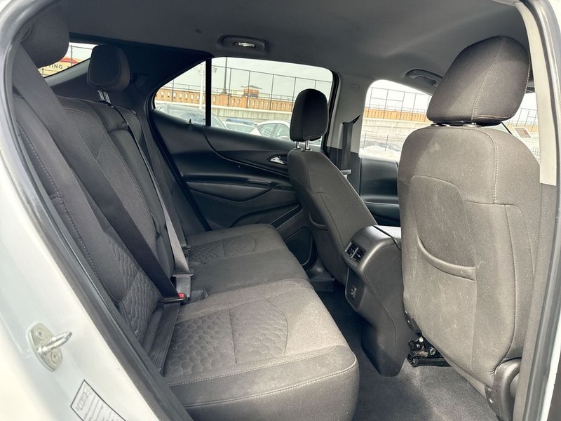 Chevrolet Equinox Vehicle Full-screen Gallery Image 32