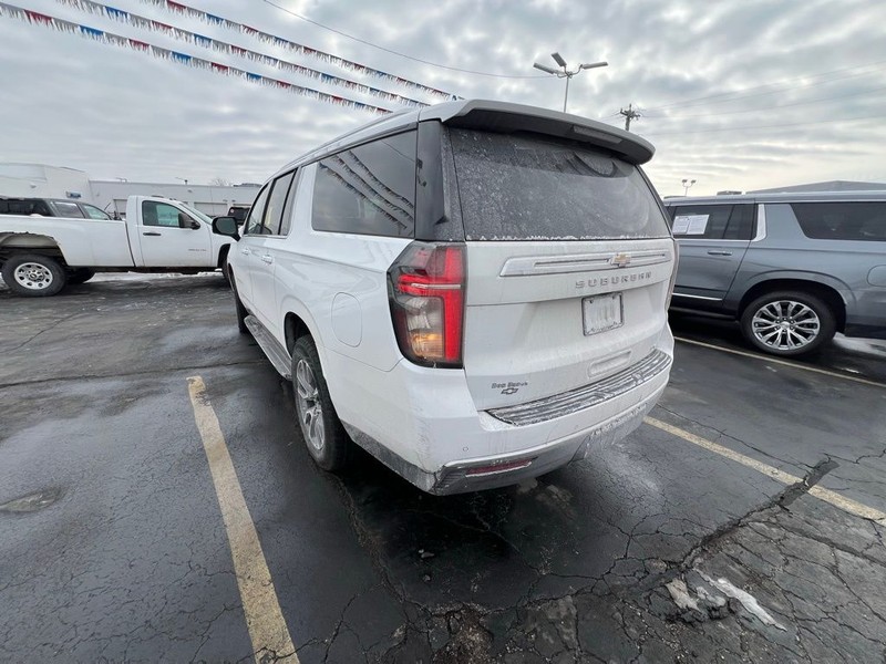 Chevrolet Suburban Vehicle Full-screen Gallery Image 4