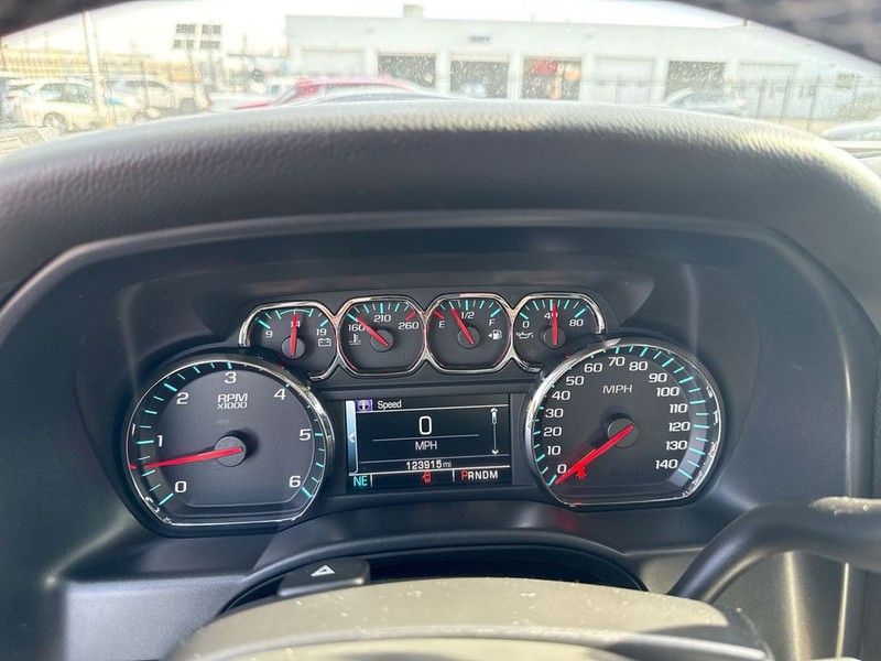 Chevrolet Silverado 1500 Vehicle Full-screen Gallery Image 18