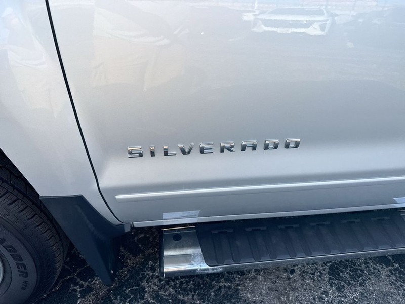 Chevrolet Silverado 1500 Vehicle Full-screen Gallery Image 36