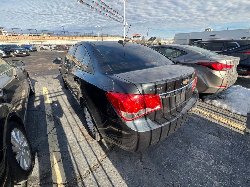 Chevrolet Cruze Limited Vehicle Full-screen Gallery Image 4