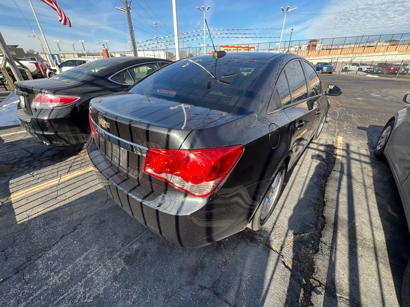 Chevrolet Cruze Limited Vehicle Full-screen Gallery Image 6