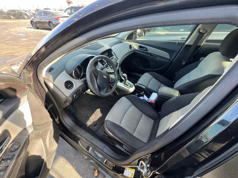 Chevrolet Cruze Limited Vehicle Full-screen Gallery Image 7