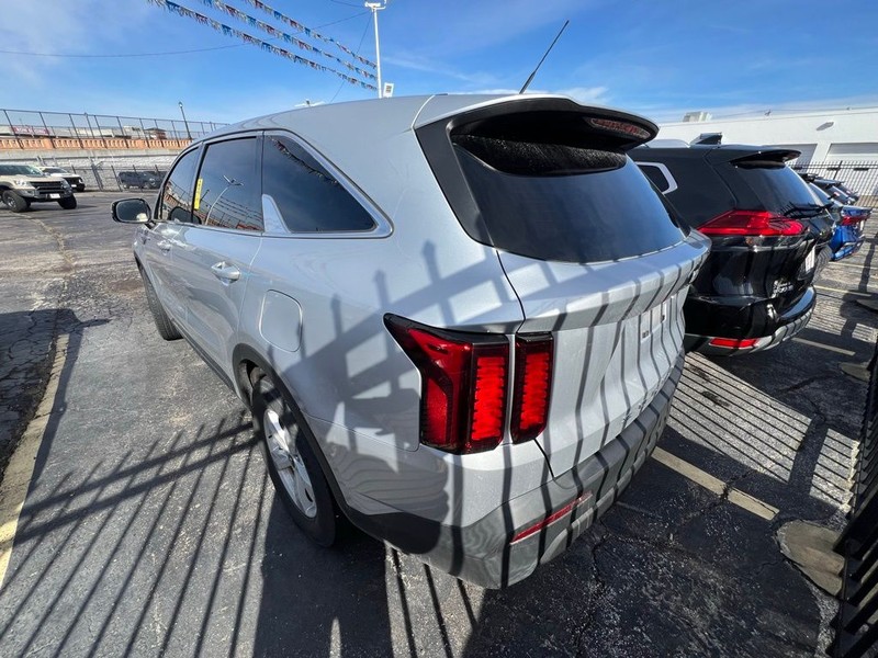 Kia Sorento Vehicle Full-screen Gallery Image 4