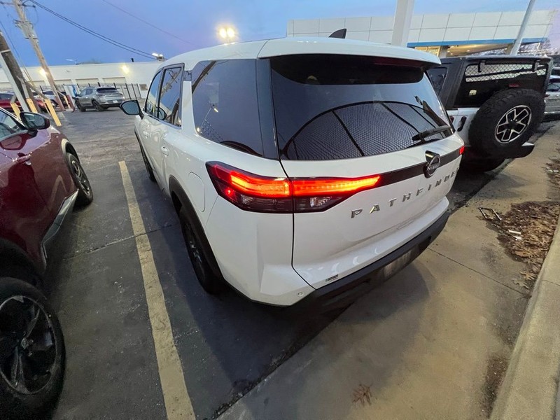 Nissan Pathfinder Vehicle Full-screen Gallery Image 4