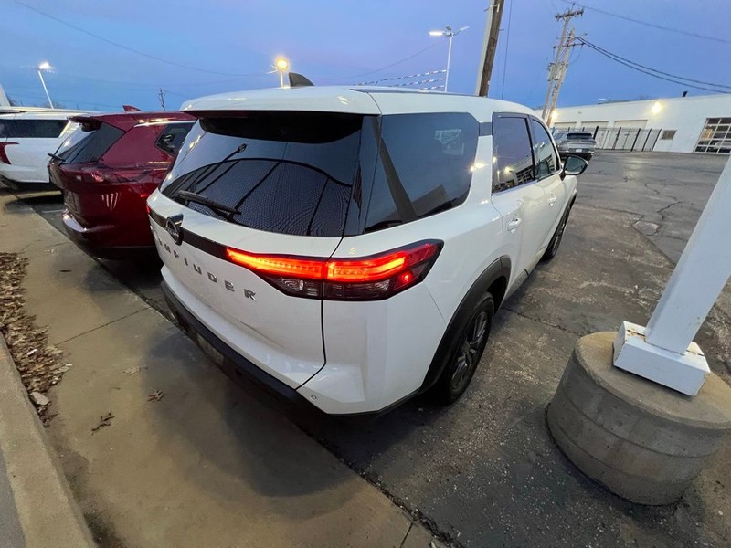 Nissan Pathfinder Vehicle Full-screen Gallery Image 6