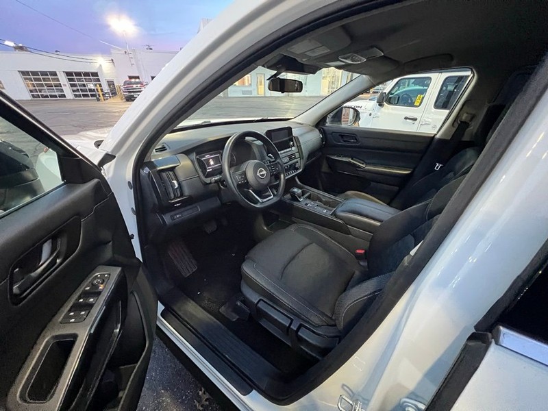 Nissan Pathfinder Vehicle Full-screen Gallery Image 7