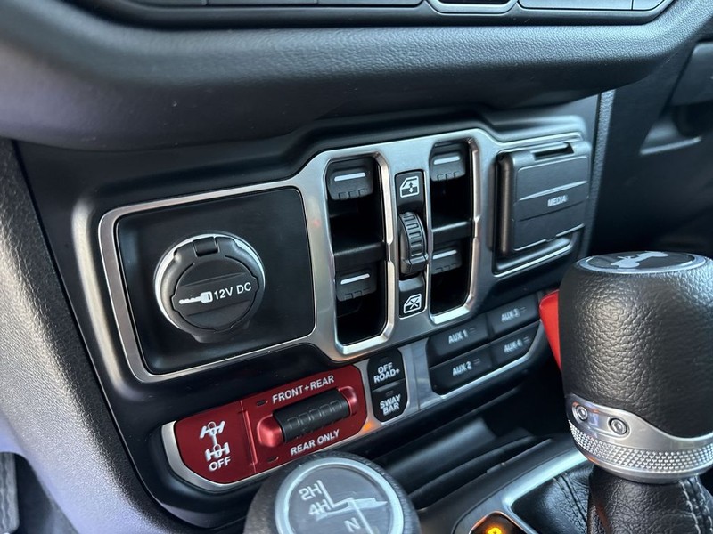 Jeep Wrangler Vehicle Full-screen Gallery Image 32