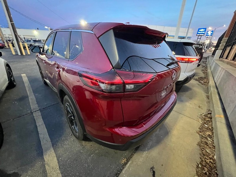 Nissan Rogue Vehicle Full-screen Gallery Image 4