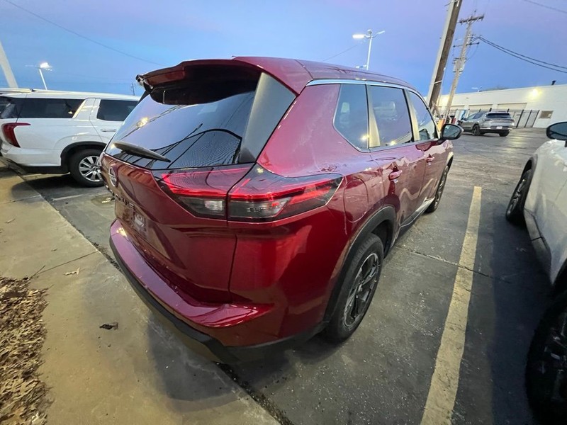 Nissan Rogue Vehicle Full-screen Gallery Image 6