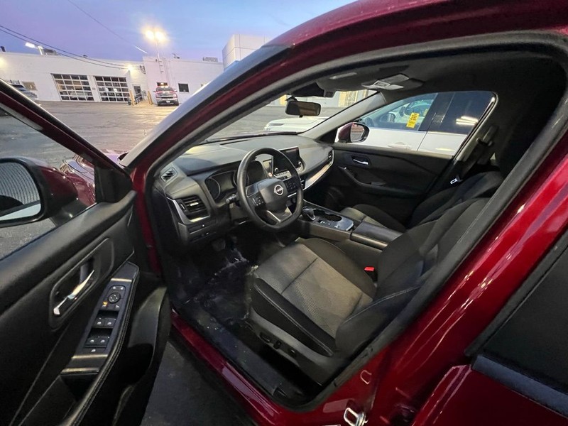 Nissan Rogue Vehicle Full-screen Gallery Image 7