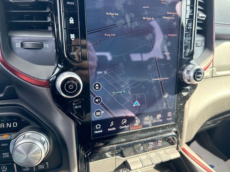 Ram 1500 Vehicle Full-screen Gallery Image 26