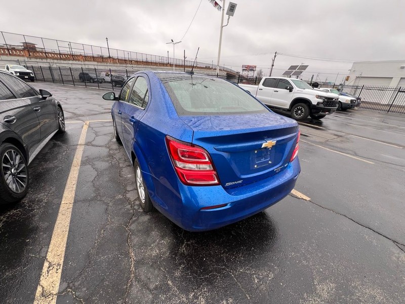 Chevrolet Sonic Vehicle Full-screen Gallery Image 4