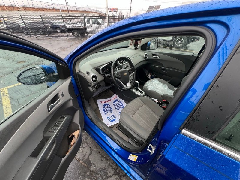 Chevrolet Sonic Vehicle Full-screen Gallery Image 7