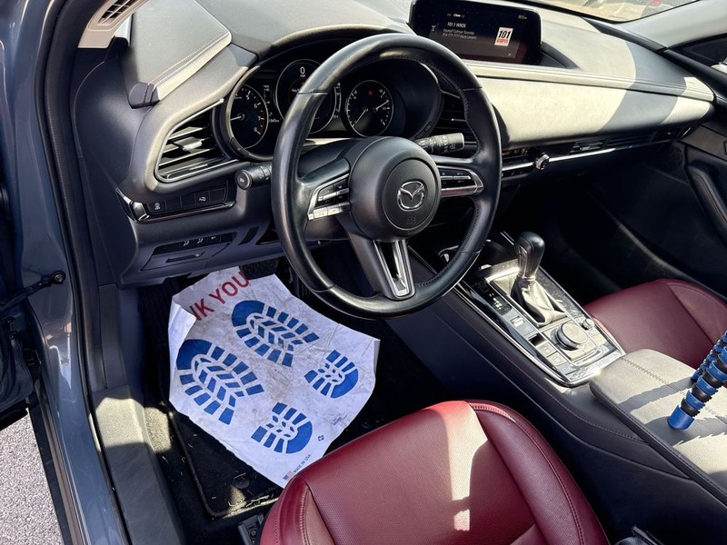 Mazda CX-30 Vehicle Full-screen Gallery Image 17