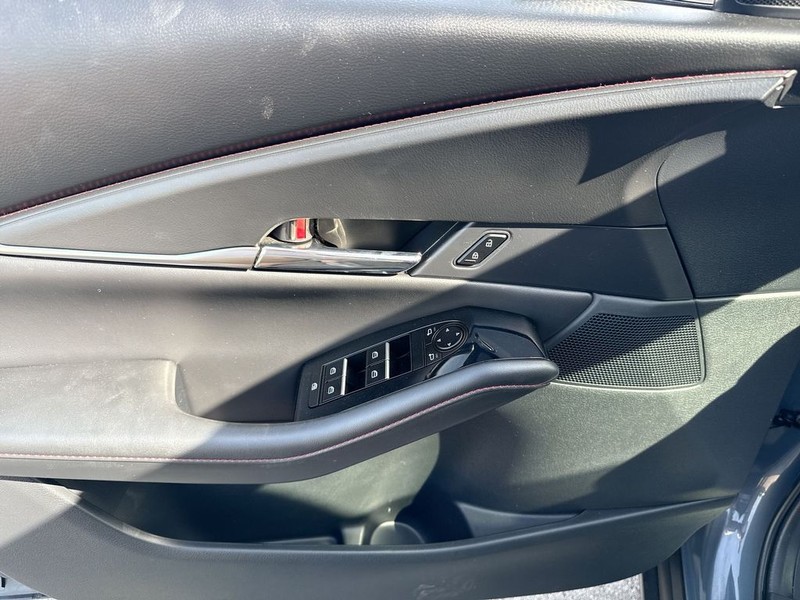 Mazda CX-30 Vehicle Full-screen Gallery Image 28