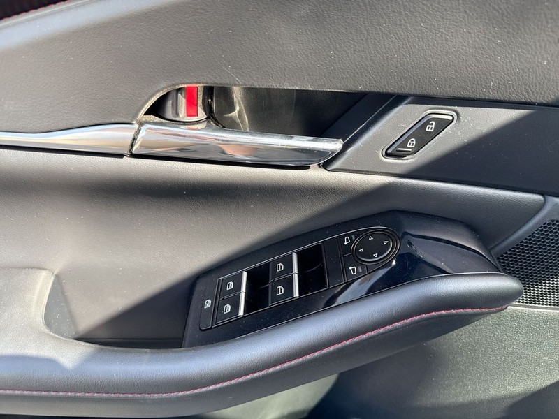 Mazda CX-30 Vehicle Full-screen Gallery Image 29