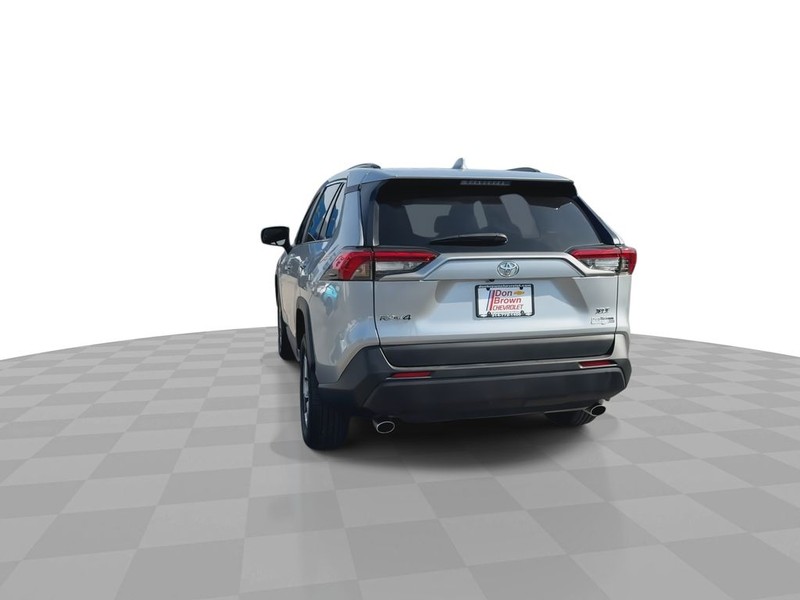 Toyota RAV4 Vehicle Full-screen Gallery Image 11