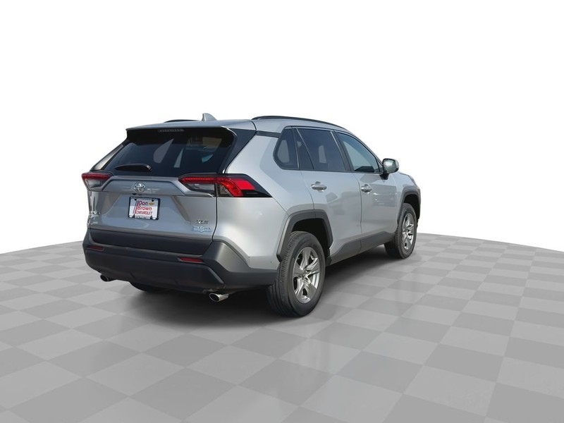 Toyota RAV4 Vehicle Full-screen Gallery Image 13