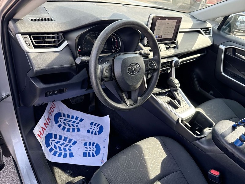 Toyota RAV4 Vehicle Full-screen Gallery Image 17