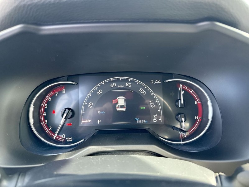Toyota RAV4 Vehicle Full-screen Gallery Image 18