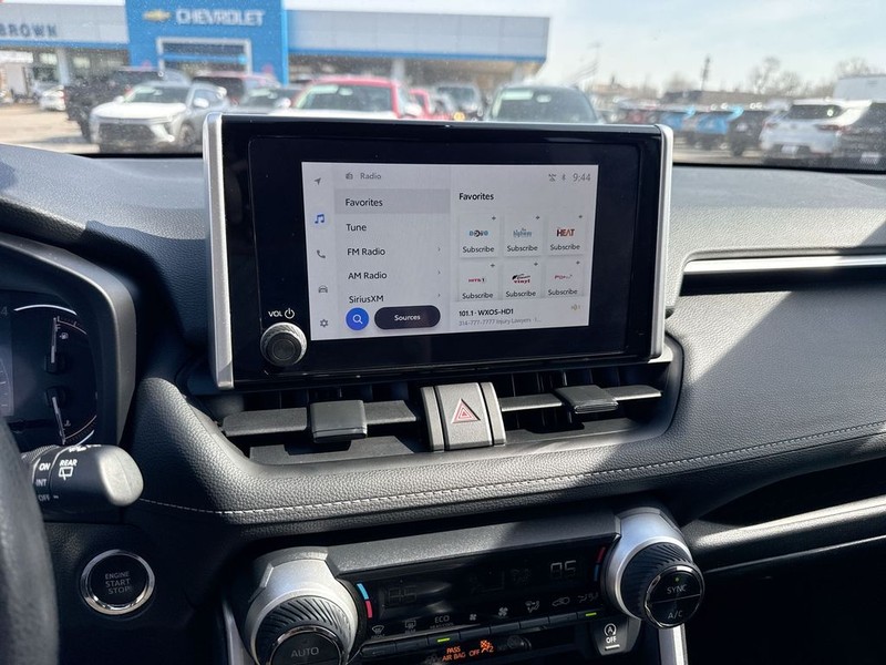 Toyota RAV4 Vehicle Full-screen Gallery Image 20