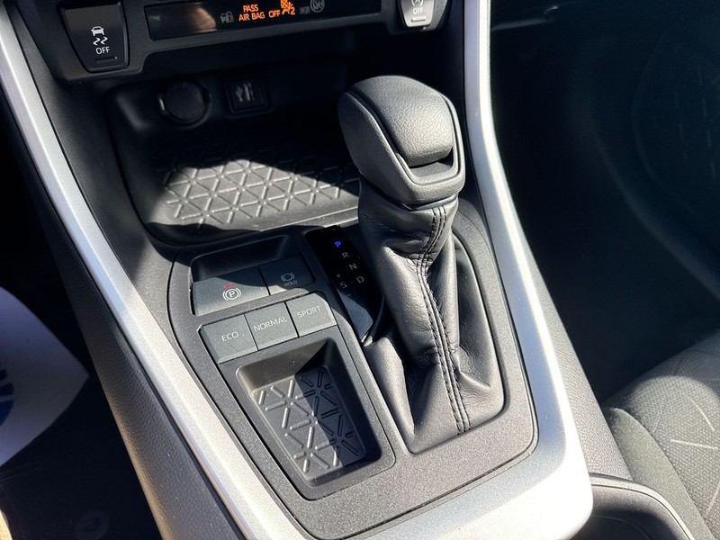 Toyota RAV4 Vehicle Full-screen Gallery Image 22