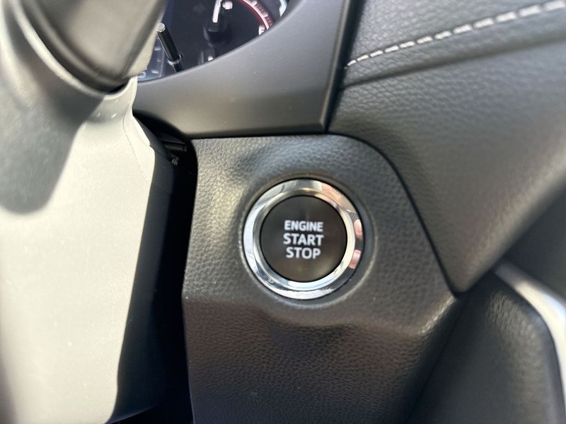 Toyota RAV4 Vehicle Full-screen Gallery Image 23