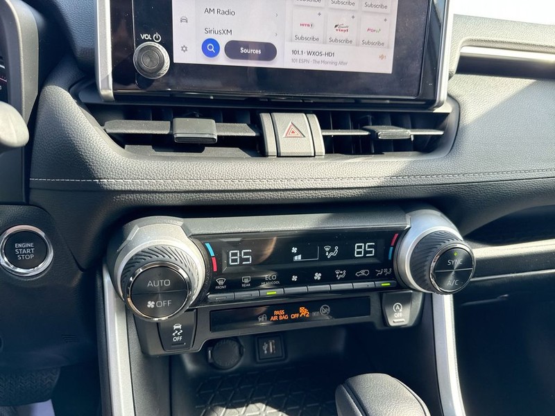 Toyota RAV4 Vehicle Full-screen Gallery Image 24