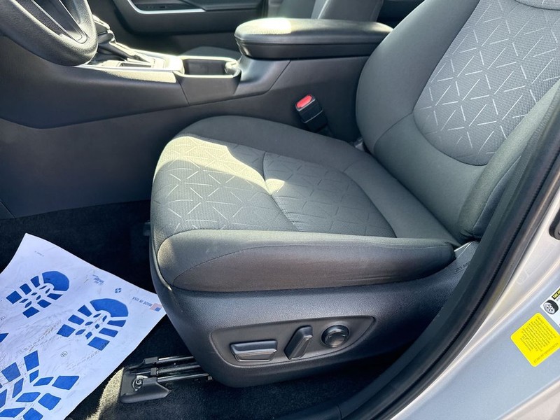 Toyota RAV4 Vehicle Full-screen Gallery Image 26