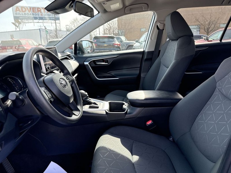 Toyota RAV4 Vehicle Full-screen Gallery Image 27