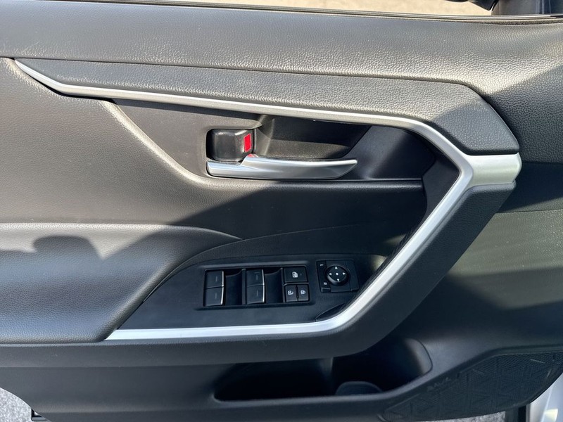 Toyota RAV4 Vehicle Full-screen Gallery Image 28