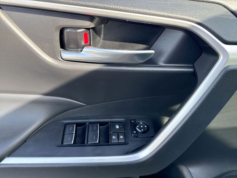 Toyota RAV4 Vehicle Full-screen Gallery Image 29