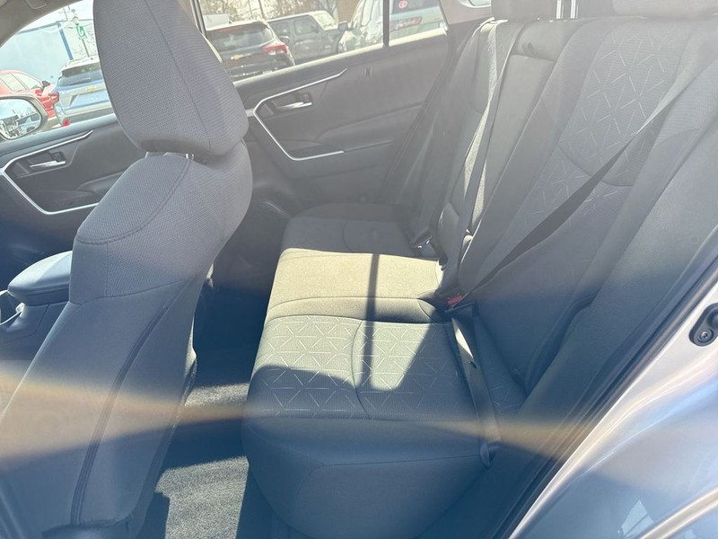 Toyota RAV4 Vehicle Full-screen Gallery Image 30