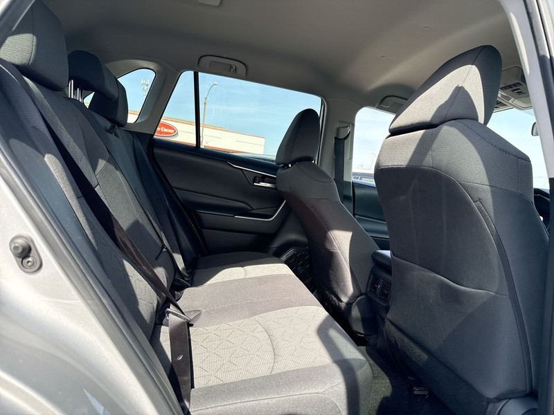 Toyota RAV4 Vehicle Full-screen Gallery Image 32