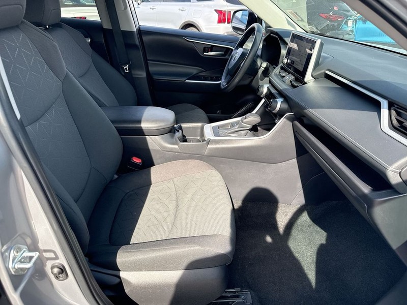 Toyota RAV4 Vehicle Full-screen Gallery Image 33