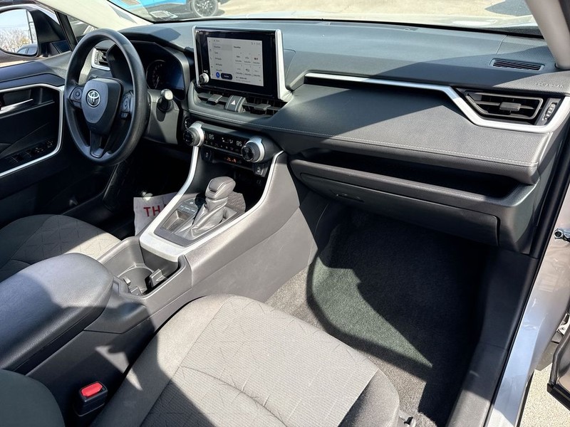 Toyota RAV4 Vehicle Full-screen Gallery Image 34